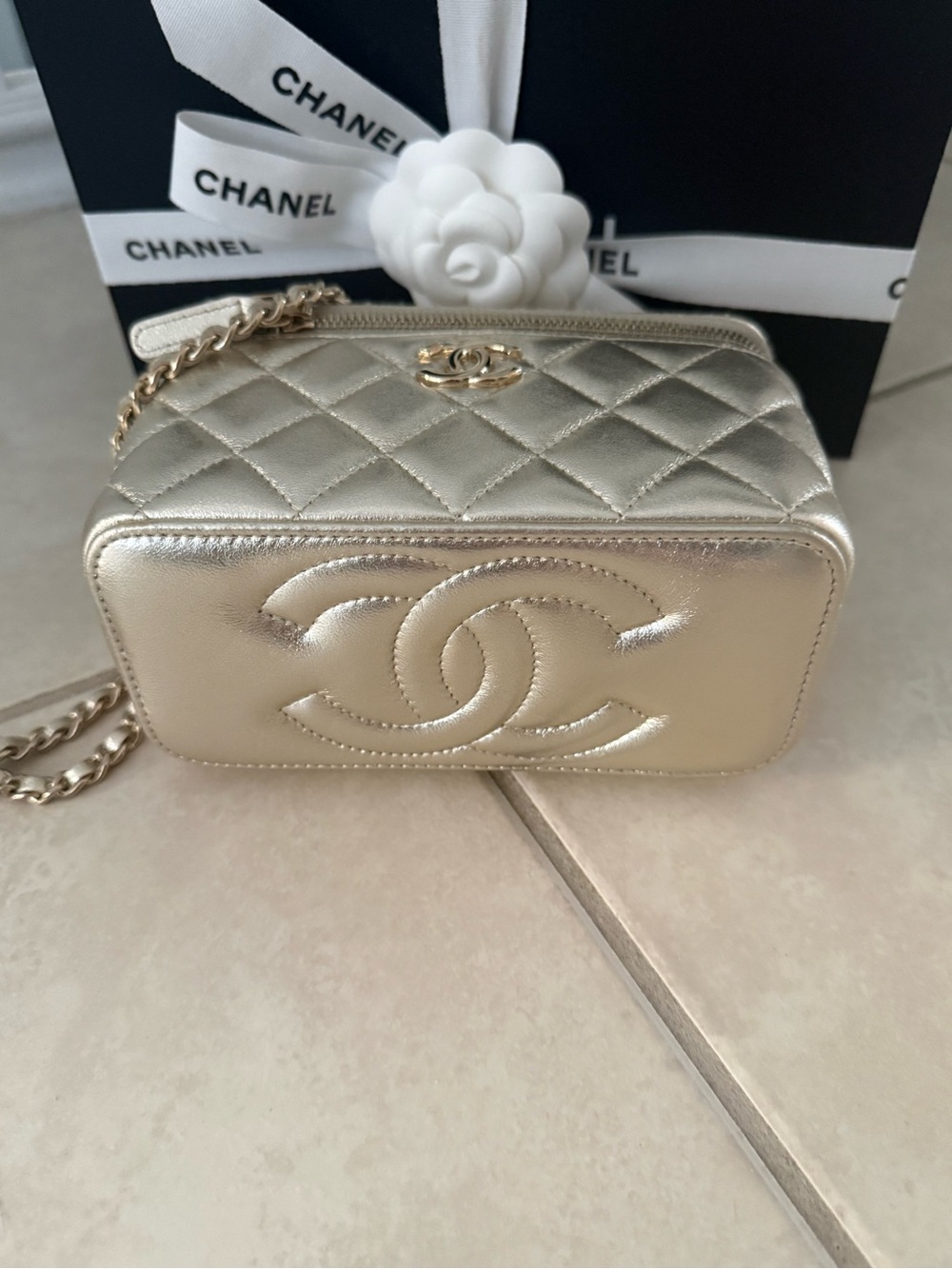 Chanel Quilted Metallic Gold Crossbody Vanity Case from 26/27 cruise collection - Picture 2 of 5